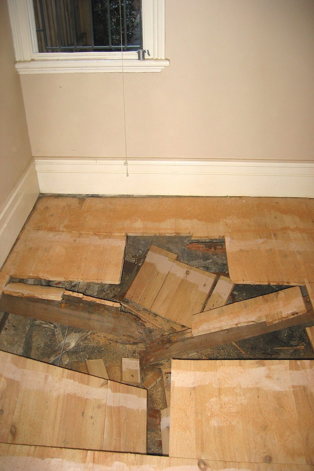 propadla-podlaha colapsed timber floor